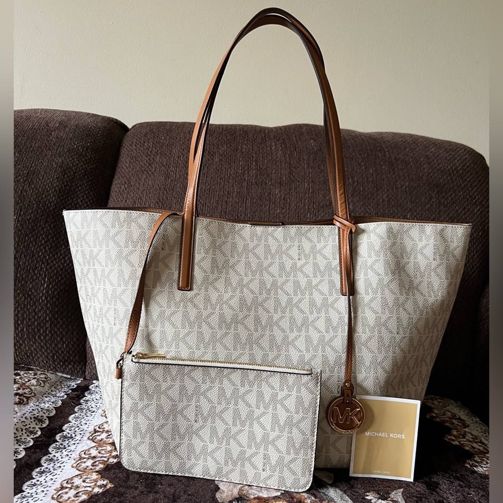 MICHAEL KORS Vanilla Signature Print Canvas Gold-Tone Snap Closure Tote Bag